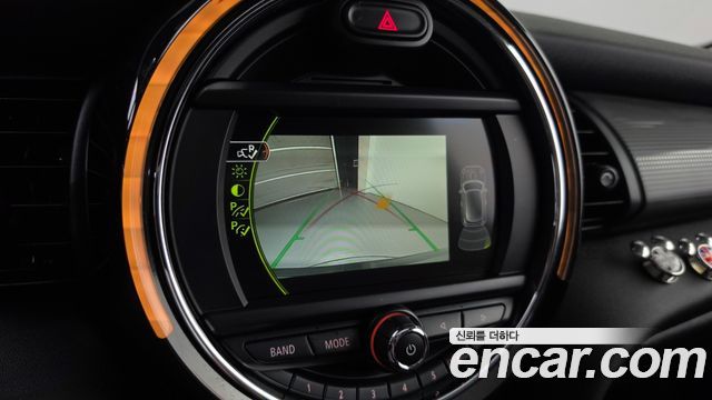 MINI Cooper D Standard 3rd 2018 — фото 15