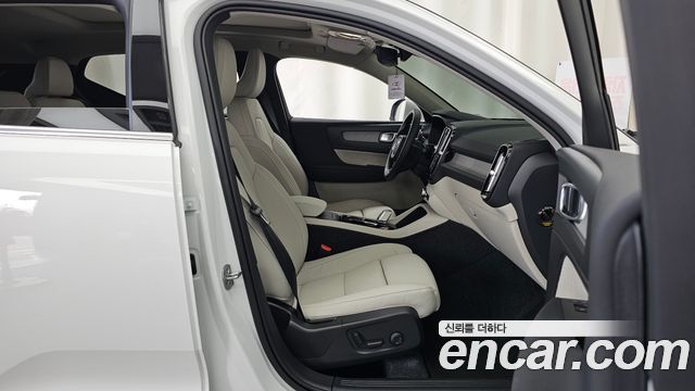 Volvo XC40 B4 Ultra Bright 2026 — фото 11