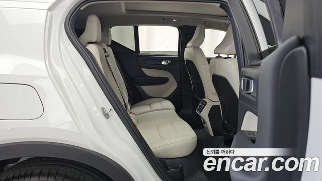 Volvo XC40 B4 Ultra Bright 2026 — фото 12