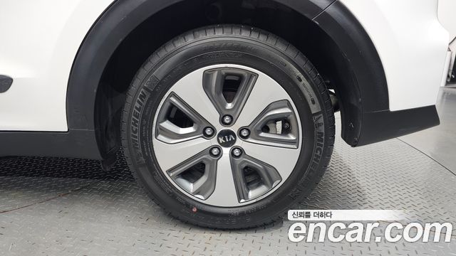 Kia Niro 1.6 HEV Luxury 2020 — фото 21