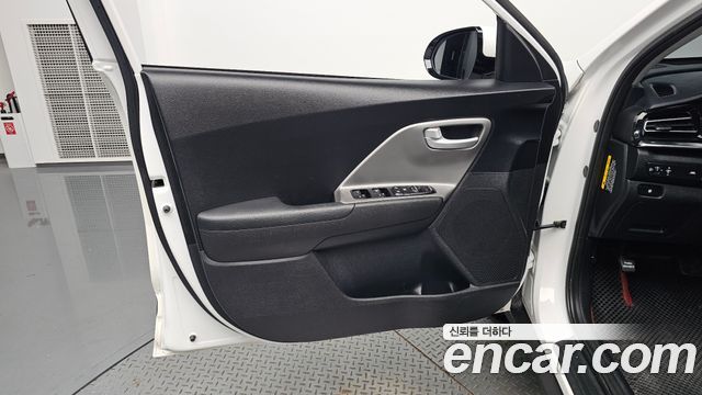 Kia Niro 1.6 HEV Luxury 2020 — фото 24