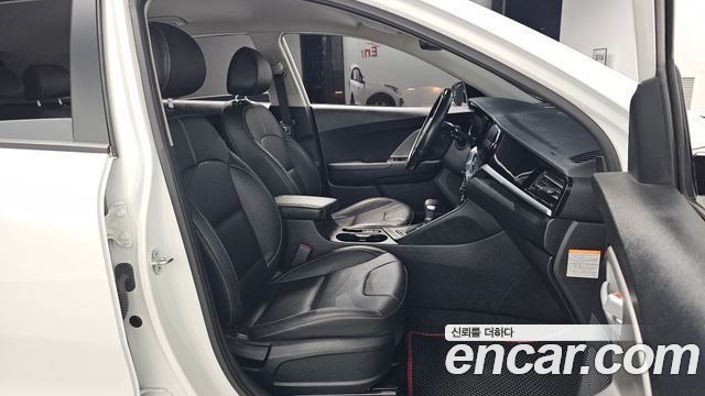 Kia Niro 1.6 HEV Luxury 2020 — фото 26
