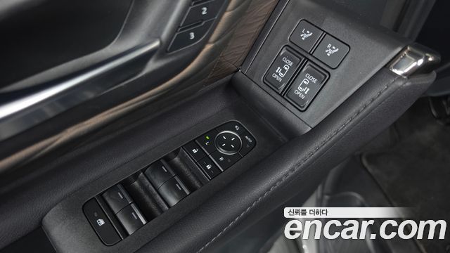 Toyota Alphard (IV) 2.5 HEV Executive AWD 2024 — фото 36