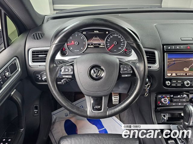 Volkswagen Touareg V6 3.0 TDI R-Line 7P5 2016 — фото 17