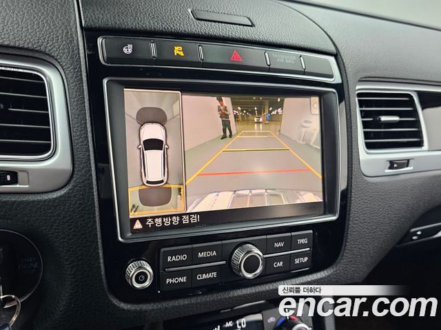 Volkswagen Touareg V6 3.0 TDI R-Line 7P5 2016 — фото 19