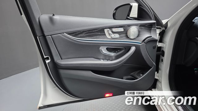 Mercedes-Benz E-Class (W213) E220d 4MATIC AMG Line 2022 — фото 30