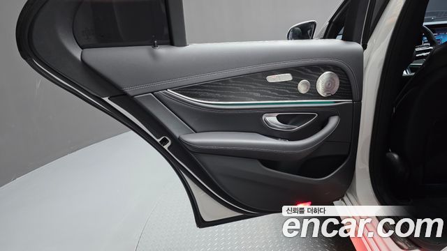 Mercedes-Benz E-Class (W213) E220d 4MATIC AMG Line 2022 — фото 31