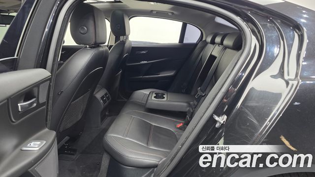 Jaguar XE 20d Prestige 2017 — фото 12