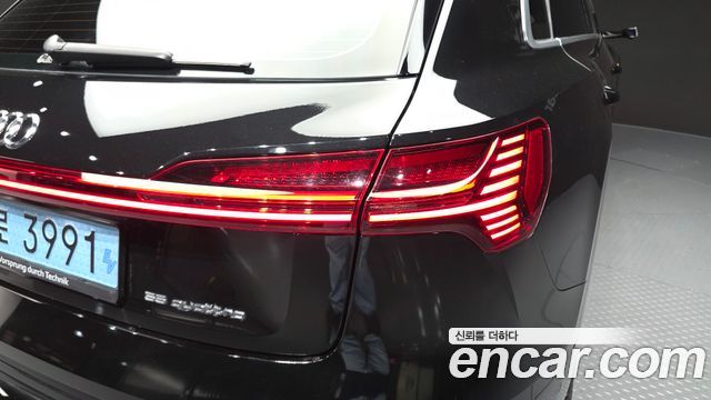 Audi e-tron 55 Quattro 2021 — фото 29
