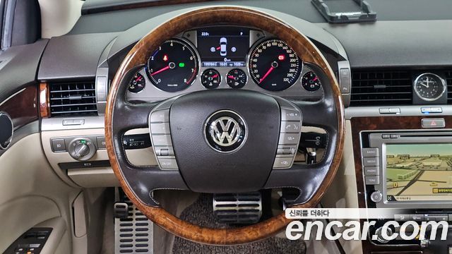 Volkswagen Phaeton V8 4.2 LWB VW611 2011 — фото 13
