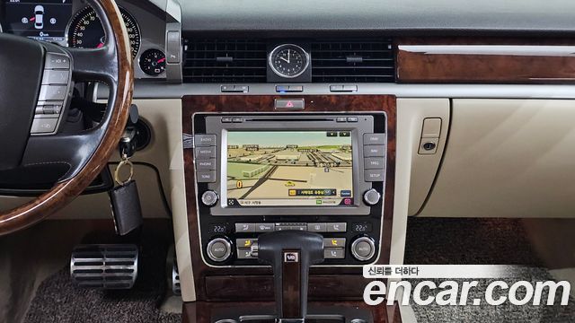 Volkswagen Phaeton V8 4.2 LWB VW611 2011 — фото 14