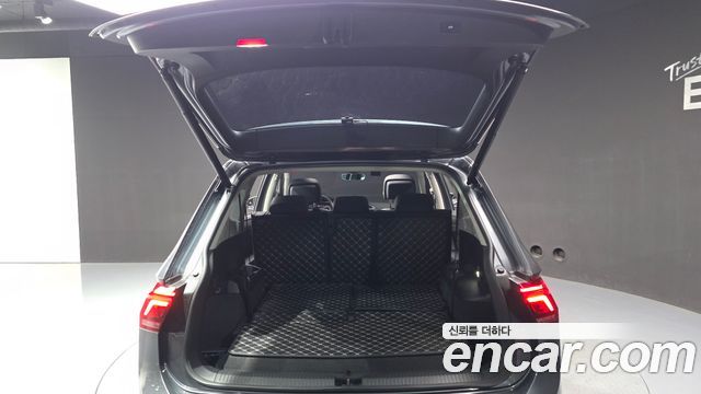 Volkswagen Tiguan Allspace 2.0 TSI Prestige 2022 — фото 19