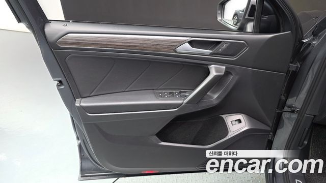 Volkswagen Tiguan Allspace 2.0 TSI Prestige 2022 — фото 24