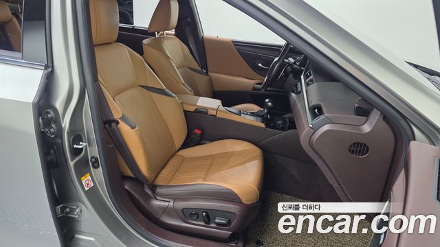 Lexus ES300h (VII) Executive 2019 — фото 11