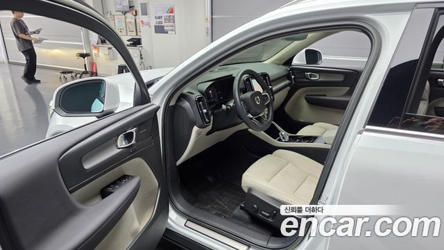Volvo XC40 B4 Ultimate Bright 2023 — фото 10