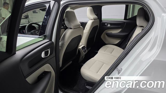 Volvo XC40 B4 Ultimate Bright 2023 — фото 11