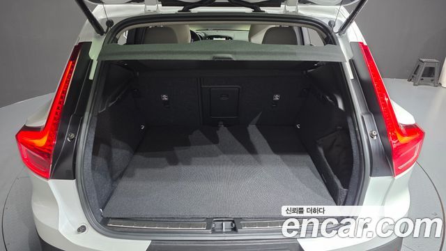 Volvo XC40 B4 Ultimate Bright 2023 — фото 19
