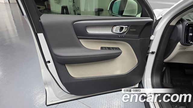 Volvo XC40 B4 Ultimate Bright 2023 — фото 24
