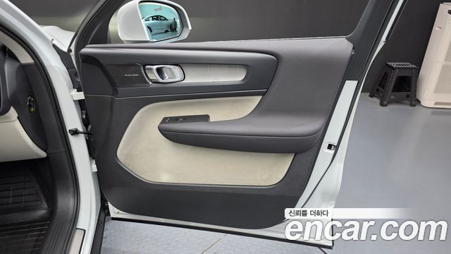 Volvo XC40 B4 Ultimate Bright 2023 — фото 25