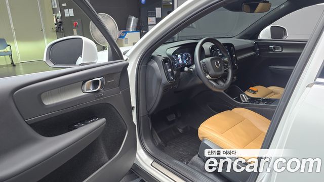 Volvo XC40 B4 Inscription 2022 — фото 10