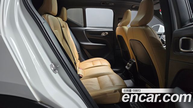 Volvo XC40 B4 Inscription 2022 — фото 11