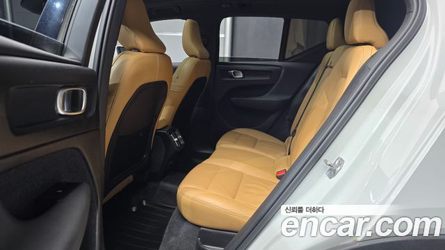 Volvo XC40 B4 Inscription 2022 — фото 12
