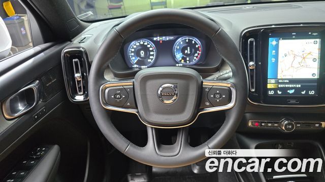 Volvo XC40 B4 Inscription 2022 — фото 13