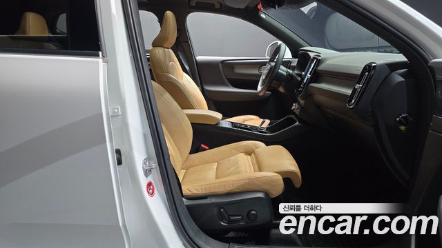 Volvo XC40 B4 Inscription 2022 — фото 26