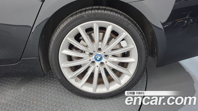 BMW 5 Series (G30) 530e Luxury 2023 — фото 26