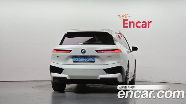 BMW iX xDrive50 Sports Plus 2022 — фото 4