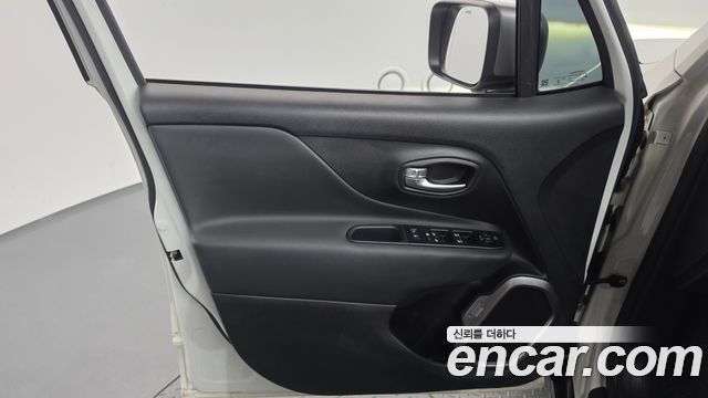 Jeep Renegade 2.4 Limited 2021 — фото 30