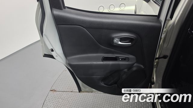 Jeep Renegade 2.4 Limited 2021 — фото 31