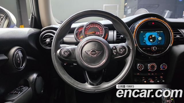 MINI Cooper D Standard 3rd 2019 — фото 12