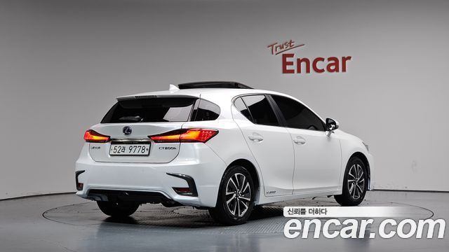 Lexus CT200h 1.8 Supreme ZWA10 2018 — фото 2