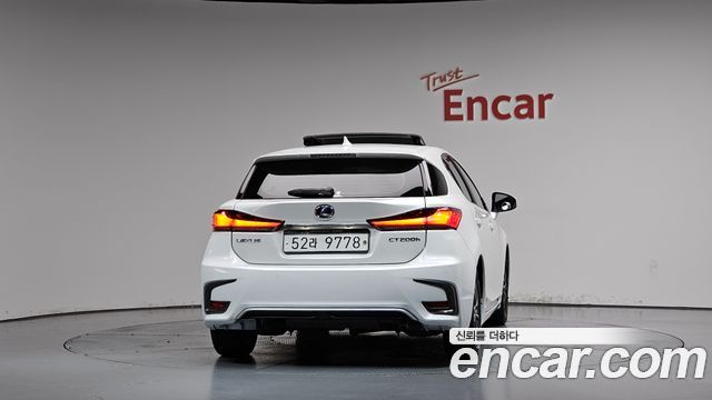 Lexus CT200h 1.8 Supreme ZWA10 2018 — фото 4