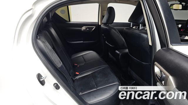Lexus CT200h 1.8 Supreme ZWA10 2018 — фото 12
