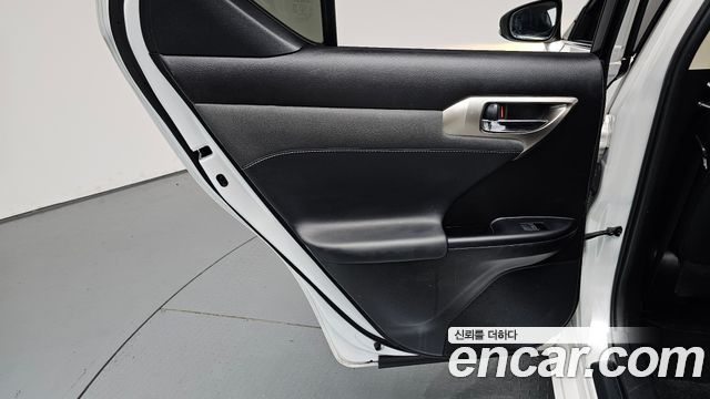 Lexus CT200h 1.8 Supreme ZWA10 2018 — фото 25