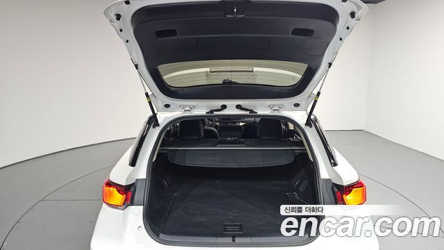 Lexus CT200h 1.8 Supreme ZWA10 2018 — фото 33