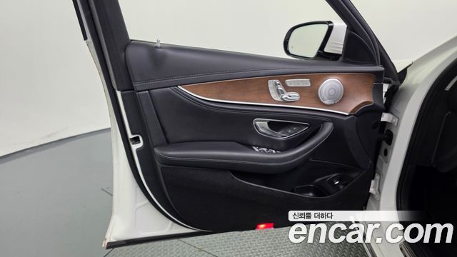 Mercedes-Benz E-Class (W213) E300e Exclusive 2019 — фото 24