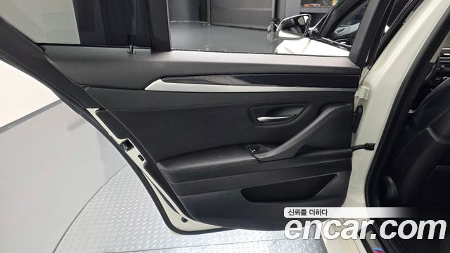 BMW 5 Series (F10) 520d xDrive M Aero Dynamic 2016 — фото 25
