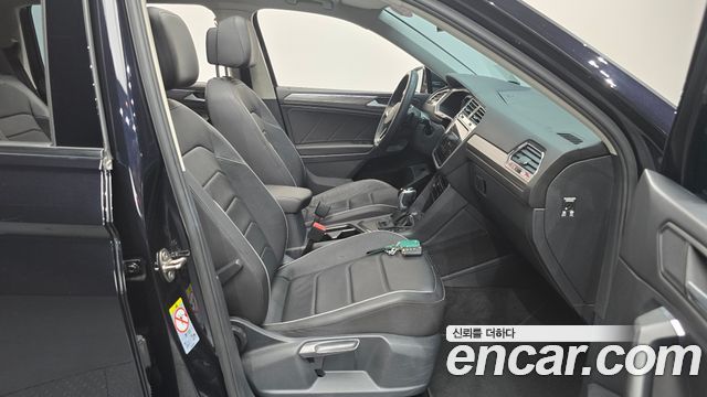 Volkswagen Tiguan Allspace 2.0 TSI Prestige 2022 — фото 11