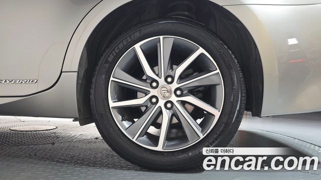 Lexus ES300h Supreme XV60 2017 — фото 21