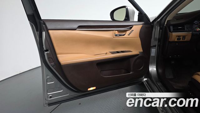 Lexus ES300h Supreme XV60 2017 — фото 24