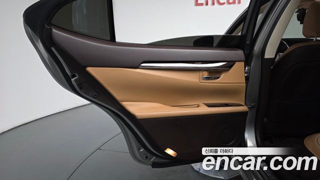 Lexus ES300h Supreme XV60 2017 — фото 25