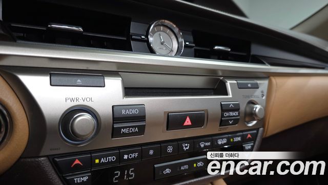 Lexus ES300h Supreme XV60 2017 — фото 35