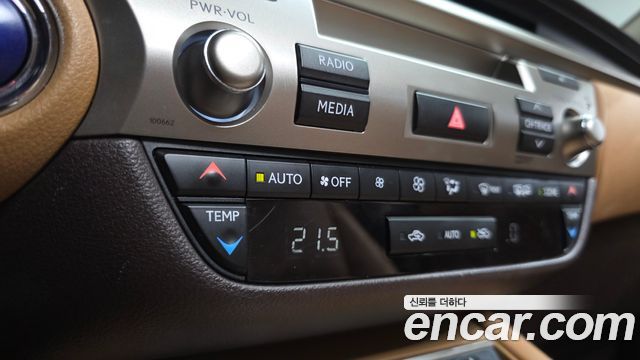 Lexus ES300h Supreme XV60 2017 — фото 38