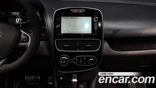 Renault Korea Clio Intens Panoramic 2019 — фото 18