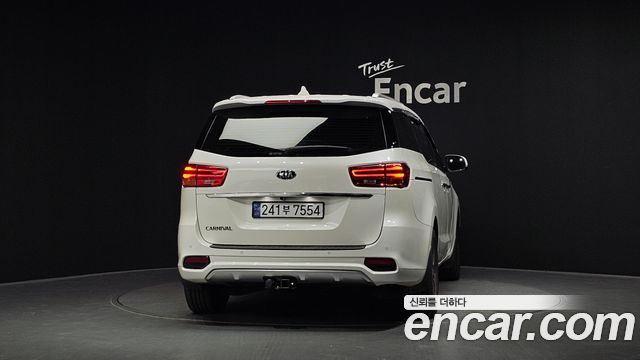 Kia Carnival 9-Seater Luxury 2020 — фото 4