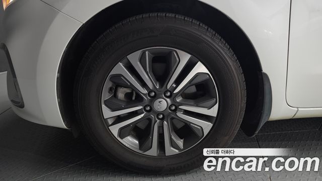Kia Carnival 9-Seater Luxury 2020 — фото 5