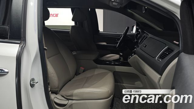 Kia Carnival 9-Seater Luxury 2020 — фото 10